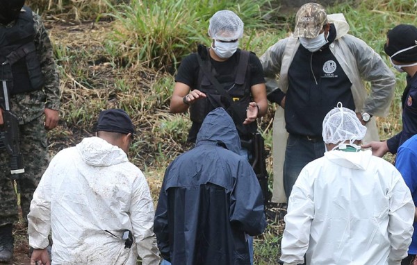 Exhuman cinco cuerpos más en cementerio de Comayagüela
