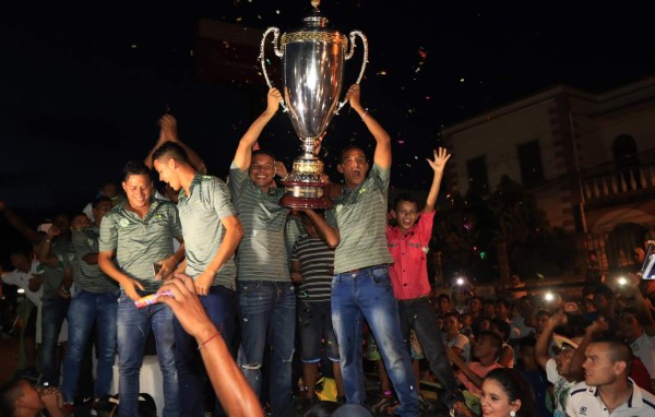 El Juticalpa celebró con su afición la obtención de la Copa Presidente