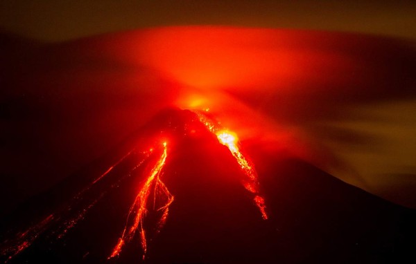 Erupción de super volcán obliga a evacuar miles de personas en Vanuatu