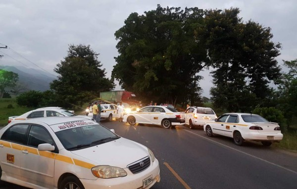 Taxistas se toman puentes de las salidas de El Progreso, Yoro