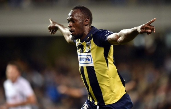 Usain Bolt se estrenó como goleador en el fútbol profesional. Foto AFP