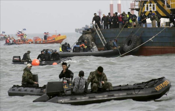 Seúl acusa de 'asesinato' a la tripulación del ferry hundido
