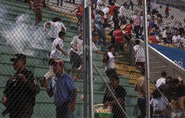 ¡Terrible! Disturbios en las afueras del Nacional tras el Motagua - Olimpia