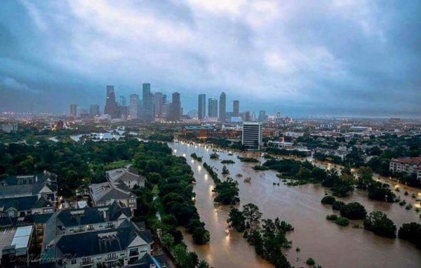 Las imágenes de los hondureños afectados por inundaciones en Houston