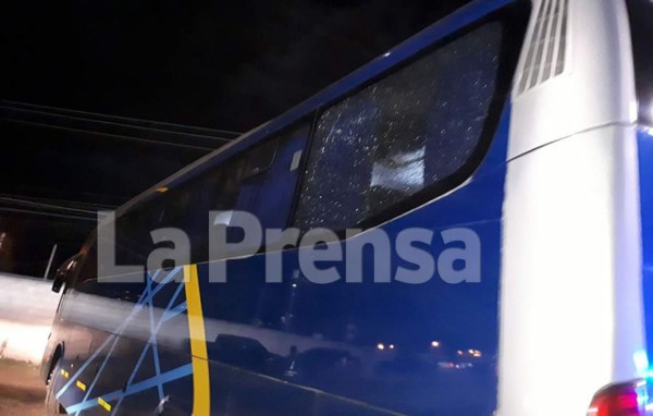 ¡Pleito entre barras! Quiebran vidrios del autobús del Marathón