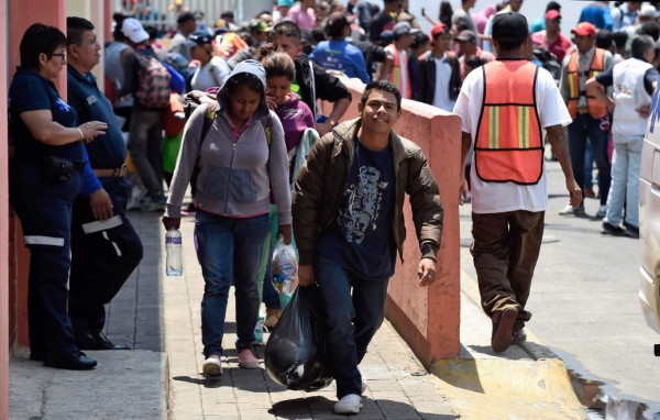 Migrantes avanzan hacia Tijuana tras disolverse caravana en México