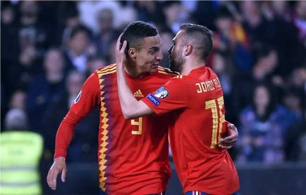 Rodrigo celebrando su gol con Jordi Alba, quien le dio la asistencia. Foto AFP