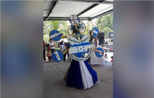 Impresionantes vestidos que demuestran cultura y patriotismo