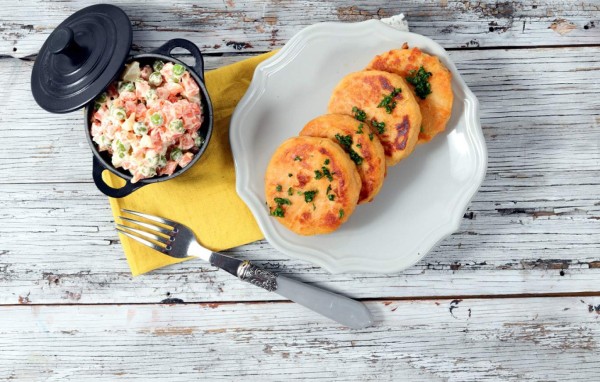 Tortitas de papa y queso con ensalada