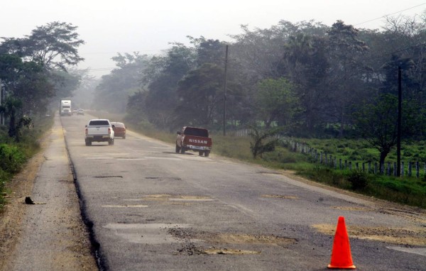Conductores arriesgan la vida al viajar por deteriorada carretera hacia Copán