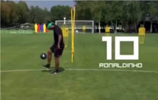 Video: Ronaldinho hizo 44 toques de balón con los ojos vendados