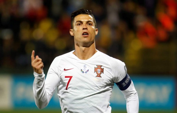 Cristiano Ronaldo se luce con cuatro goles y Portugal avanza con paso firme a la Eurocopa