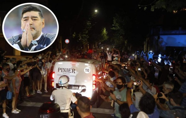 Cuerpo de Maradona llega a Casa de Gobierno para un multitudinario velorio