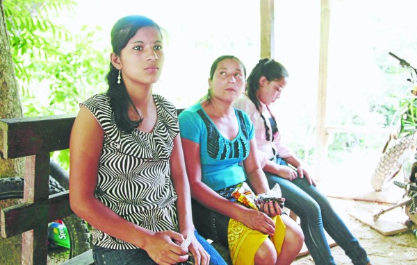 Familias de mineros hondureños rezan por un milagro