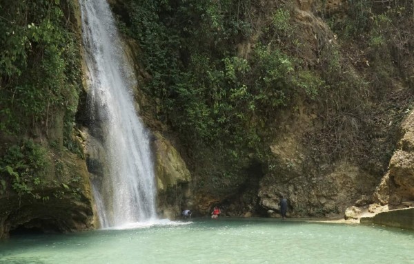 Manantiales de agua fresca encantan a turistas en Santa Bárbara