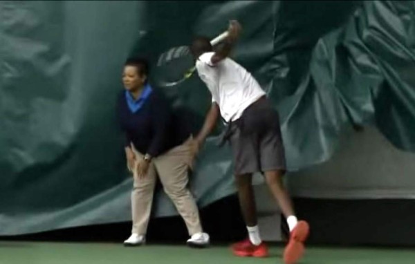 Video: Tenista es descalificado por dar un raquetazo a una juez de línea