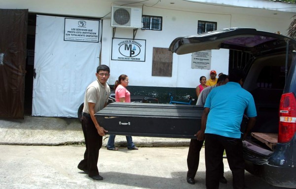Autoridades sin pistas de autores de triple crimen en La Ceiba