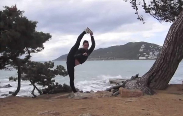 Cloe Bruce tiene gran capacidad para las flexiones y las artes marciales. Foto YouTube.