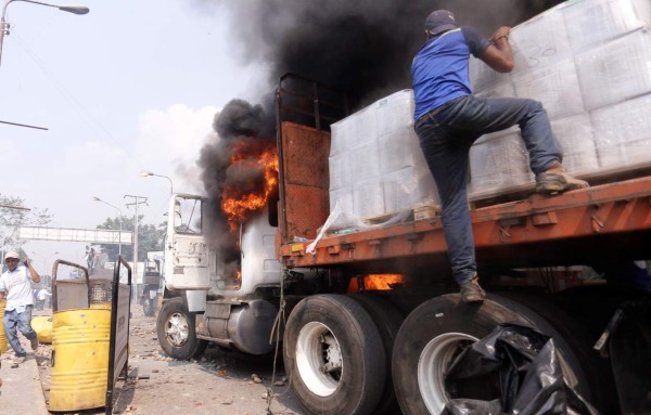 Incendio del convoy del que EEUU acusa a Maduro lo causó un opositor, según el NYT