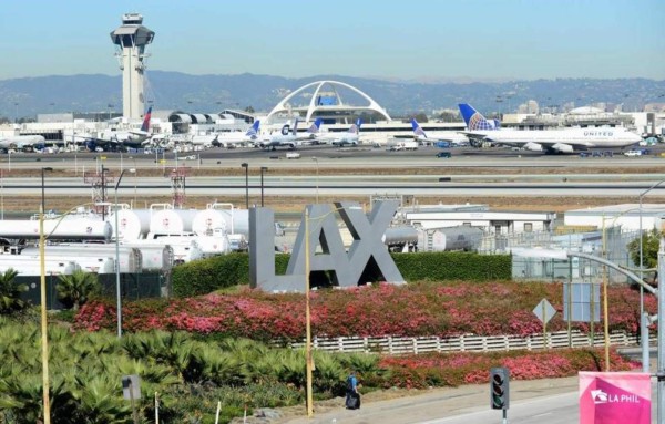 Arrestan a hombre disfrazado de Zorro por falsa alerta en el aeropuerto de Los Ángeles
