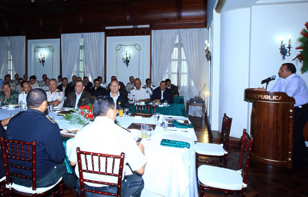 Presidente de Honduras compartió con jefes militares en desayuno