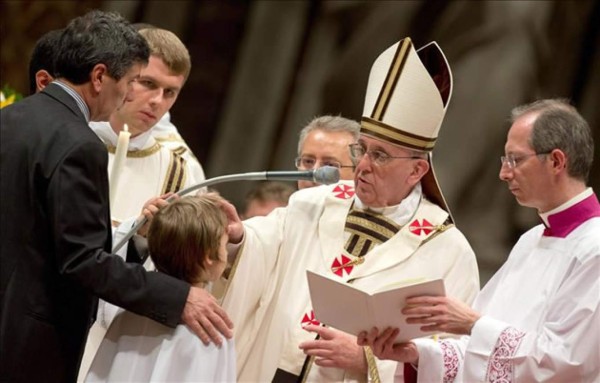 El papa Francisco invoca la paz mundial al clausurar su segunda Semana Santa