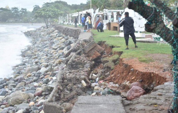 Fuerte oleaje daña malecón turístico de La Ceiba