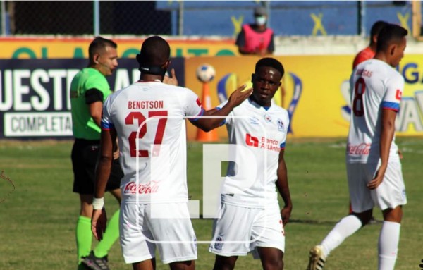 Jerry Bengtson celebrando su segundo gol con Marvin Bernárdez. Foto Edgar Witty