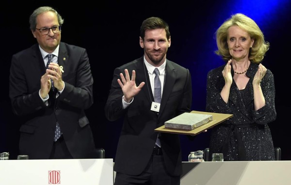 Messi recibe un premio que le devuelve la sonrisa tras su semana más dura en Barcelona