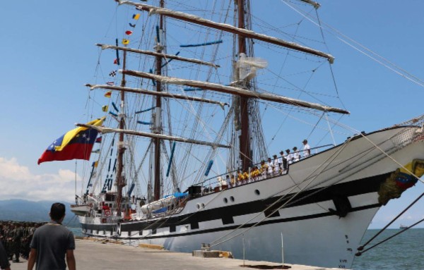 Barco escuela Simón Bolívar de la armada venezolana visita Puerto Cortés