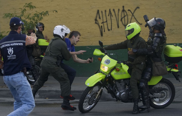 Santos militariza Bogotá, protestas de campesinos dejan dos muertos