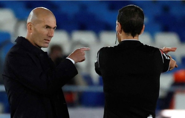 Zidane le reclamó al árbitro Juan Martínez Munuera por la acción del penal de Éder Militao. Foto EFE