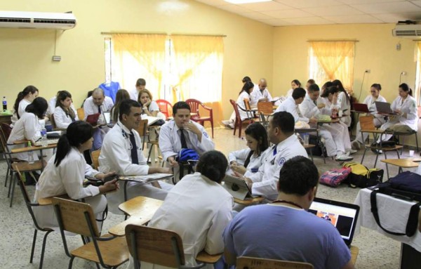 Médicos hondureños piden reajuste salarial al Gobierno