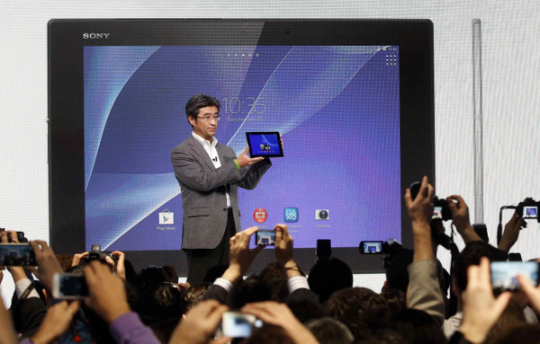 Sony presume de gama alta y presenta una pulsera inteligente  