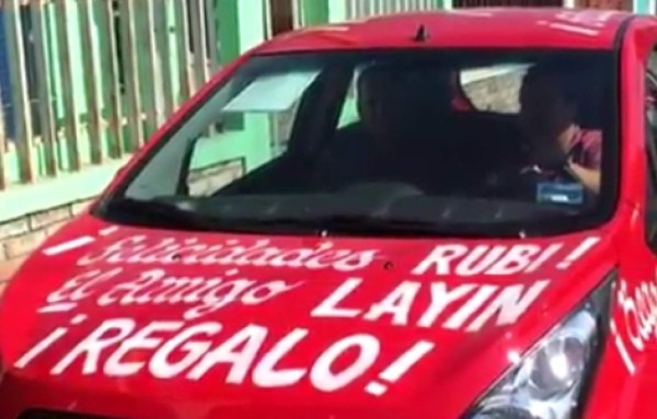 Alcalde que 'roba poquito' regala un carro a la Rubí