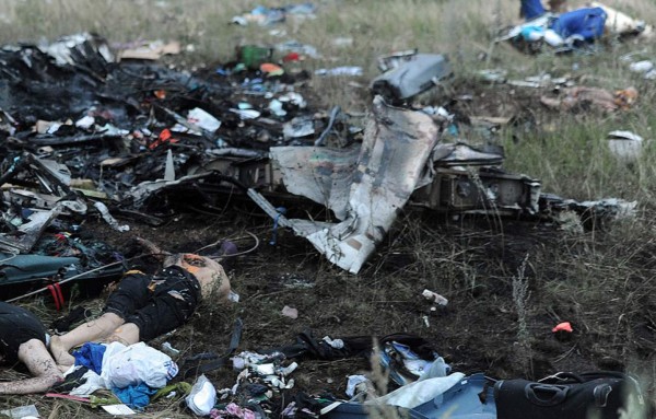 Rebeldes prorusos hallan las cajas negras del avion MH17 siniestrado en Ucrania