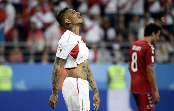 Perú se estrella contra Dinamarca y pierde en su regreso a un Mundial