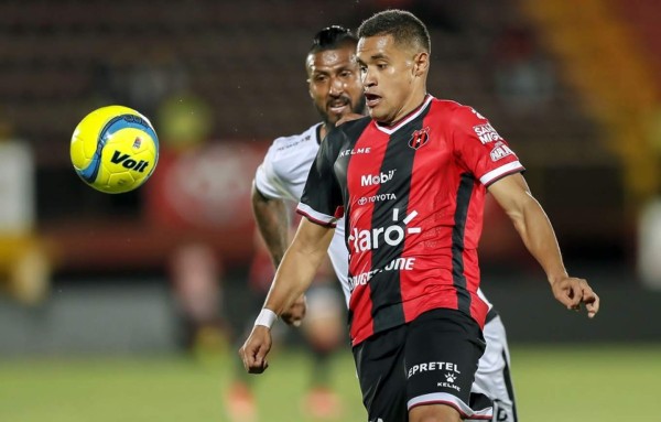 Técnico del Alajuelense levanta el castigo al hondureño Roger Rojas