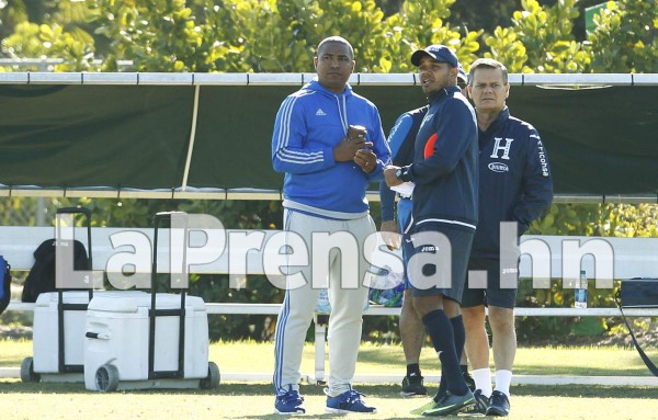 Exmundialista tico visita a la Selección de Honduras y lanza fuertes críticas