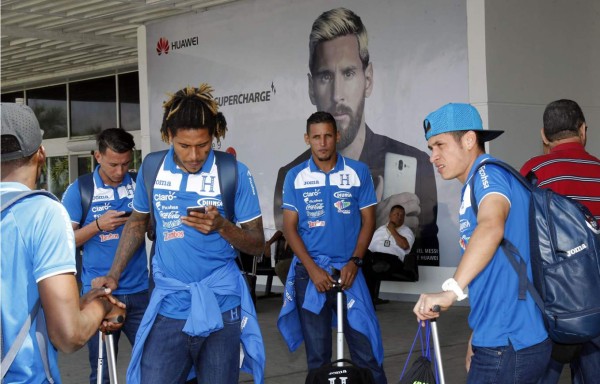 Selección de Honduras retornó a San Pedro Sula sin hacer mucho ruido