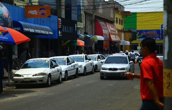 Taxistas incumplen ordenanza municipal en San Pedro Sula