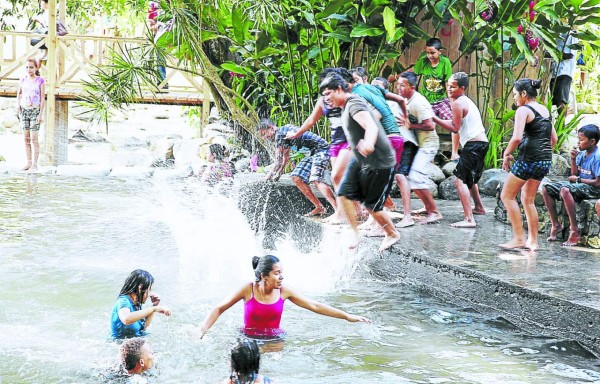 Seguridad, diversión y belleza en las playas de Honduras