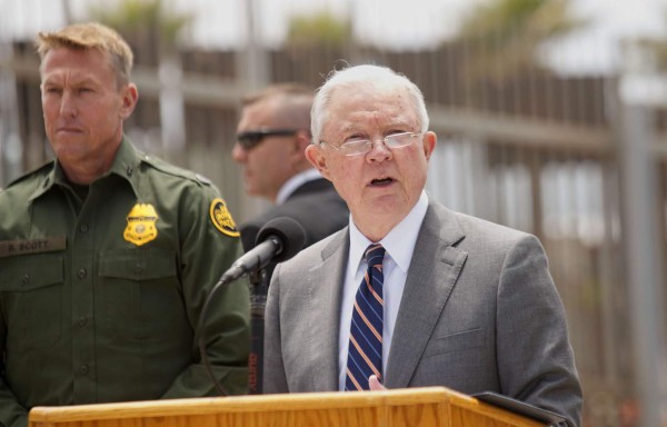 Familias que entren ilegalmente a EEUU serán separadas, dice fiscal general