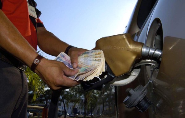 Precios de gasolinas súper y regular subirán este lunes