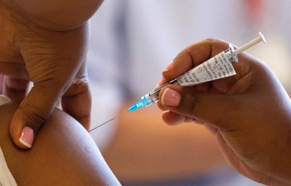 Johnson promete vacuna anticovid para todos antes de fin de julio en Reino Unido  