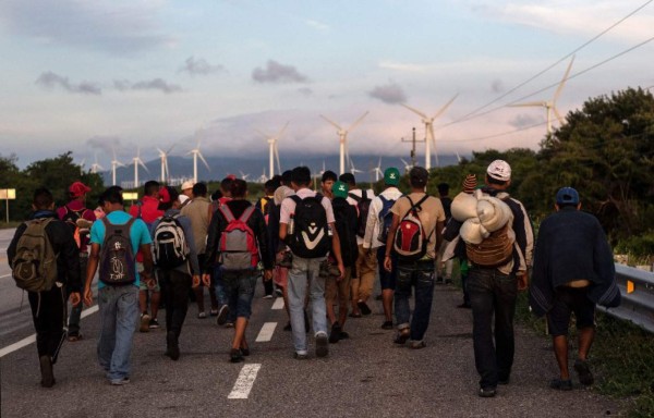 Más de 2,000 migrantes de caravana piden asilo en México