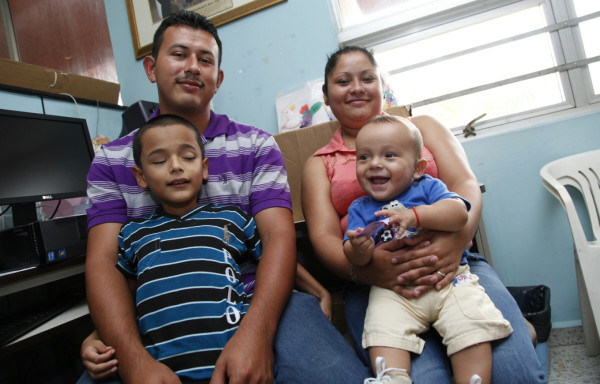 Personal médico lucha por salvar a niños prematuros