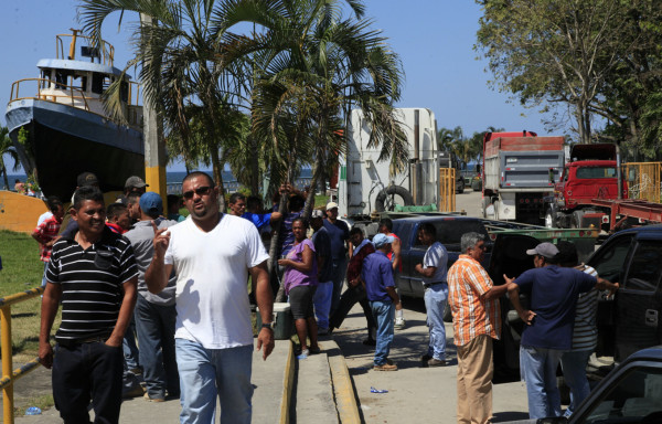 Policía intenta desalojar a transportista en la Empresa Nacional Portuaria