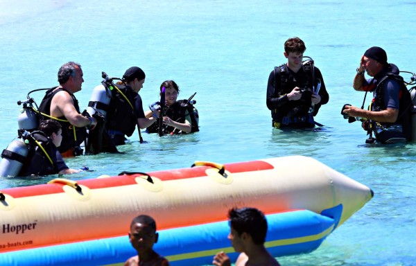 Buzos brasileños explorarán arrecife coralino de Roatán