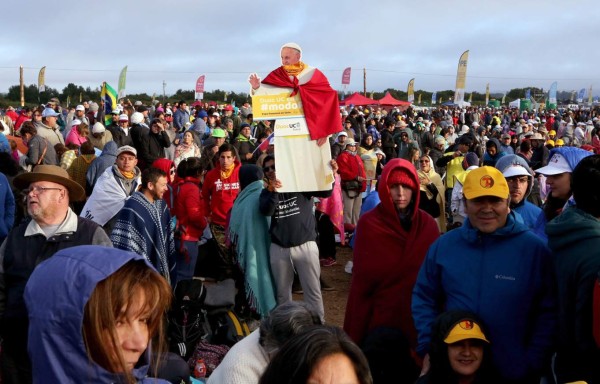 Miles de fieles esperan al papa Francisco en tierra mapuche